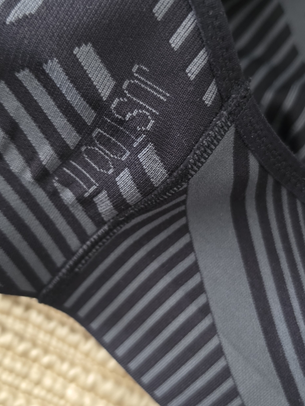Nike Fe/Nom Flyknit Black Gray Seamless Striped High-Support Sports Bra Small - Picture 6 of 7